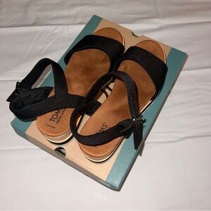 TOMS Women's Black and Tan Sandals
